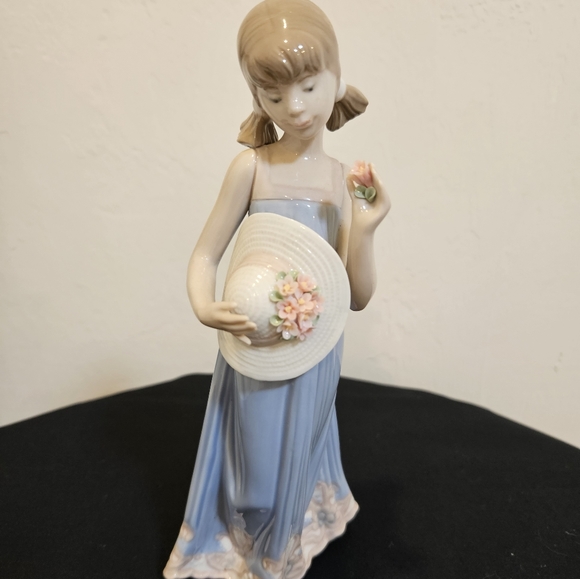 Lladro Porcelain Figurine Girl with Sunbonnet - Picture 1 of 7